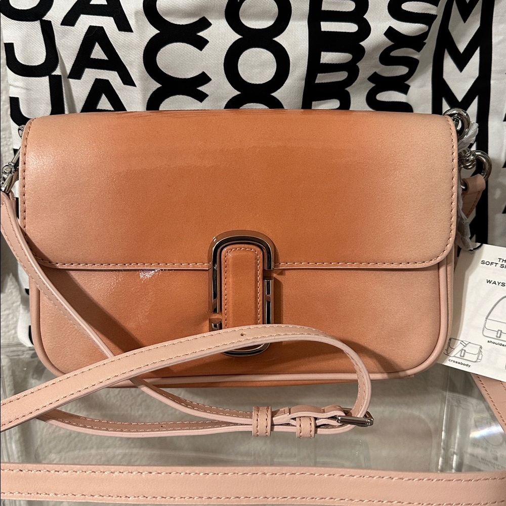 AUTHENTIC Marc Jacobs
The Leather
Shoulder Bag